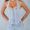 Lalita knäppt playsuit med halterneck i ljus denim Lalita knäppt playsuit med halterneck i ljus denim