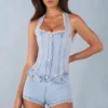 Lalita knäppt playsuit med halterneck i ljus denim Lalita knäppt playsuit med halterneck i ljus denim