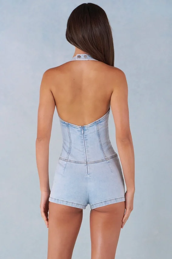 Lalita knäppt playsuit med halterneck i ljus denim Lalita knäppt playsuit med halterneck i ljus denim