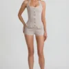 Lalita-playsuit med knappar och halterneck i ecru Lalita-playsuit med knappar och halterneck i ecru