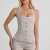 Lalita-playsuit med knappar och halterneck i ecru Lalita-playsuit med knappar och halterneck i ecru