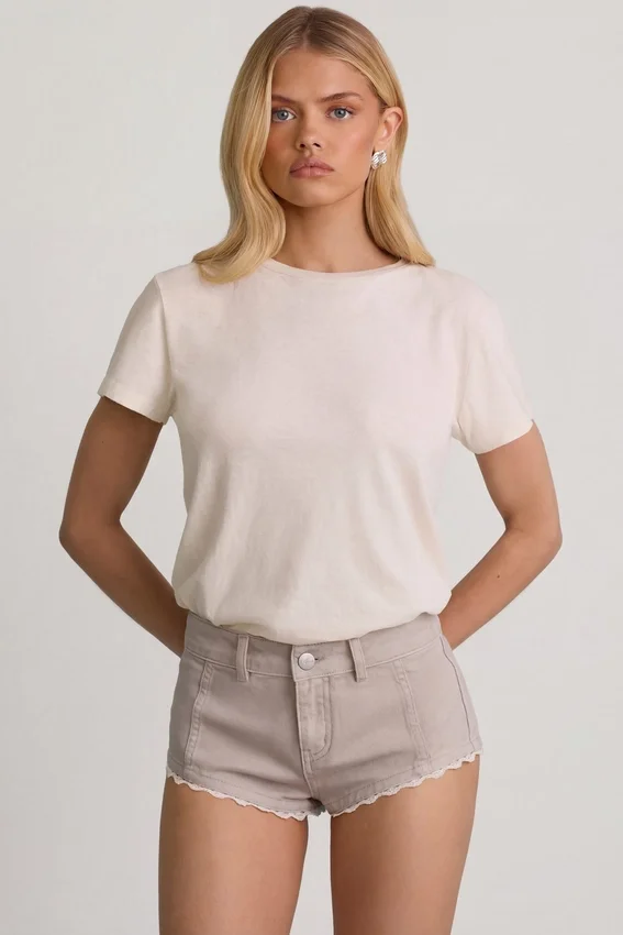 Lanori lågmidjade hotpants i ecru Lanori lågmidjade hotpants i ecru