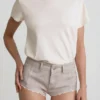 Lanori lågmidjade hotpants i ecru Lanori lågmidjade hotpants i ecru