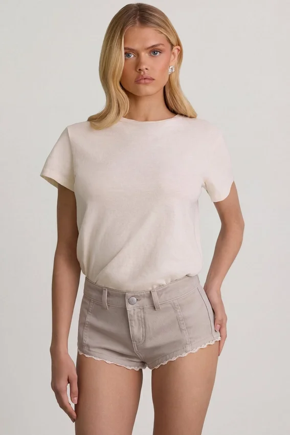 Lanori lågmidjade hotpants i ecru Lanori lågmidjade hotpants i ecru