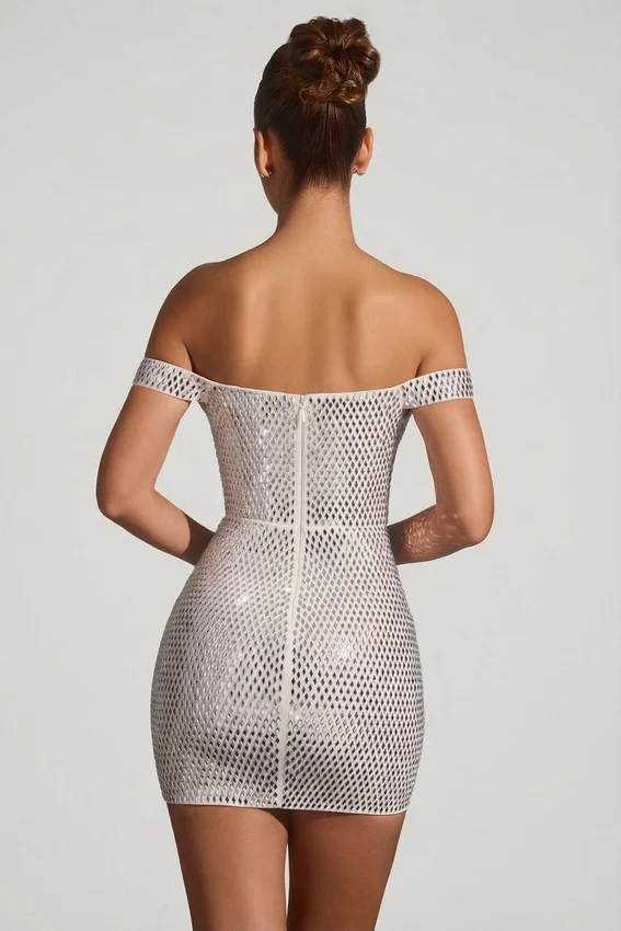 Leonora miniklänning med dekor och bar axel i vitt Leonora miniklänning med dekor och bar axel i vitt
