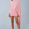 Lida draperad cape-miniklänning i blushrosa Lida draperad cape-miniklänning i blushrosa