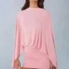 Lida draperad cape-miniklänning i blushrosa Lida draperad cape-miniklänning i blushrosa