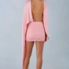 Lida draperad cape-miniklänning i blushrosa Lida draperad cape-miniklänning i blushrosa