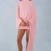 Lida draperad cape-miniklänning i blushrosa Lida draperad cape-miniklänning i blushrosa