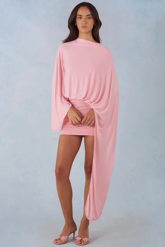 Lida draperad cape-miniklänning i blushrosa Lida draperad cape-miniklänning i blushrosa