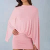 Lida draperad cape-miniklänning i blushrosa Lida draperad cape-miniklänning i blushrosa