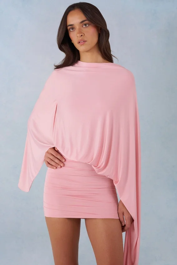 Lida draperad cape-miniklänning i blushrosa Lida draperad cape-miniklänning i blushrosa