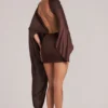 Lida draperad cape-miniklänning i chokladbrunt Lida draperad cape-miniklänning i chokladbrunt