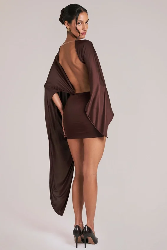Lida draperad cape-miniklänning i chokladbrunt Lida draperad cape-miniklänning i chokladbrunt