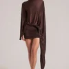 Lida draperad cape-miniklänning i chokladbrunt Lida draperad cape-miniklänning i chokladbrunt