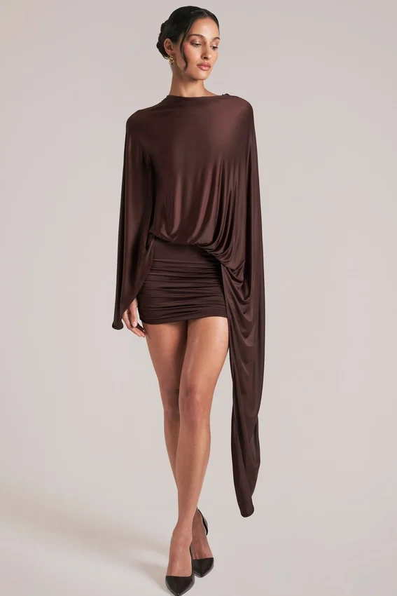 Lida draperad cape-miniklänning i chokladbrunt Lida draperad cape-miniklänning i chokladbrunt
