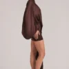 Lida draperad cape-miniklänning i chokladbrunt Lida draperad cape-miniklänning i chokladbrunt