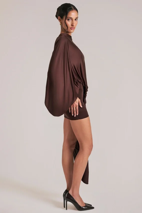 Lida draperad cape-miniklänning i chokladbrunt Lida draperad cape-miniklänning i chokladbrunt