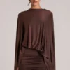 Lida draperad cape-miniklänning i chokladbrunt Lida draperad cape-miniklänning i chokladbrunt