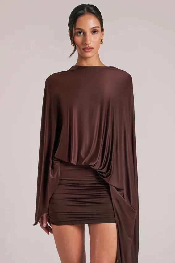 Lida draperad cape-miniklänning i chokladbrunt Lida draperad cape-miniklänning i chokladbrunt