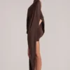 Lida draperad cape-miniklänning i chokladbrunt Lida draperad cape-miniklänning i chokladbrunt
