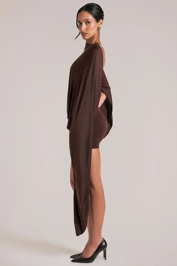 Lida draperad cape-miniklänning i chokladbrunt Lida draperad cape-miniklänning i chokladbrunt