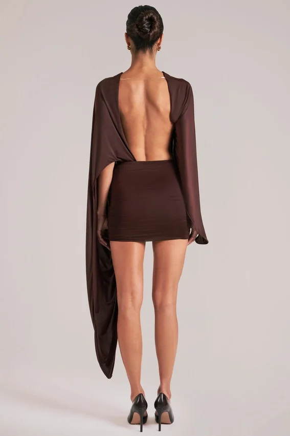 Lida draperad cape-miniklänning i chokladbrunt Lida draperad cape-miniklänning i chokladbrunt