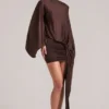 Lida draperad cape-miniklänning i chokladbrunt Lida draperad cape-miniklänning i chokladbrunt