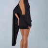 Lida draperad miniklänning med cape i svart Lida draperad miniklänning med cape i svart