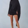 Lida draperad miniklänning med cape i svart Lida draperad miniklänning med cape i svart