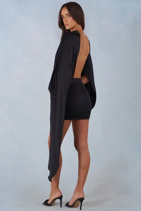 Lida draperad miniklänning med cape i svart Lida draperad miniklänning med cape i svart