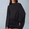 Lida draperad miniklänning med cape i svart Lida draperad miniklänning med cape i svart