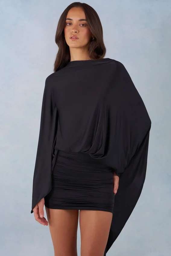 Lida draperad miniklänning med cape i svart Lida draperad miniklänning med cape i svart