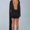 Lida draperad miniklänning med cape i svart Lida draperad miniklänning med cape i svart