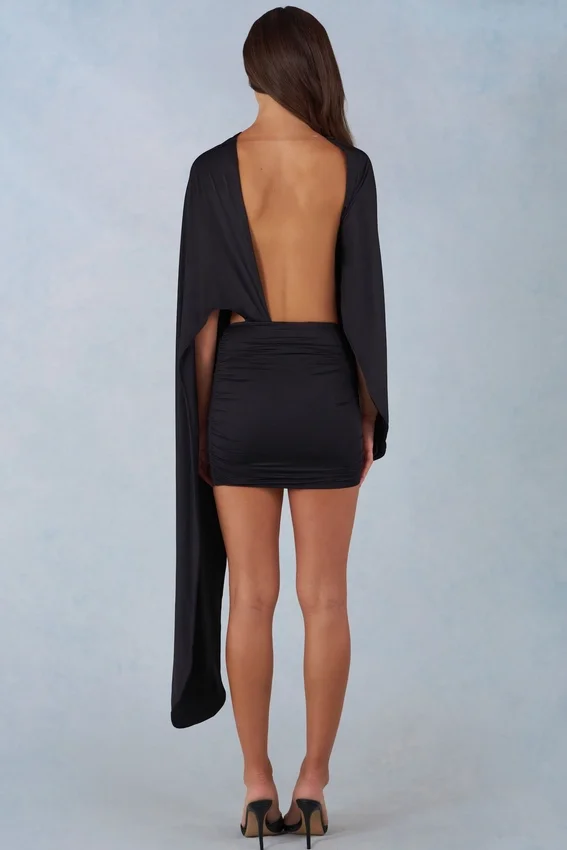 Lida draperad miniklänning med cape i svart Lida draperad miniklänning med cape i svart