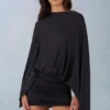 Lida draperad miniklänning med cape i svart Lida draperad miniklänning med cape i svart