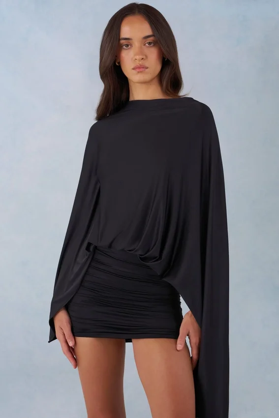 Lida draperad miniklänning med cape i svart Lida draperad miniklänning med cape i svart