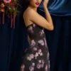 Liliosa axelbandslös strukturerad tulpanformad miniklänning i svart blommönster Liliosa axelbandslös strukturerad tulpanformad miniklänning i svart blommönster