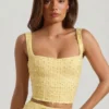 Lirael dekorerad crop top med fyrkantig halsringning i gult Lirael dekorerad crop top med fyrkantig halsringning i gult