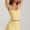 Lirael dekorerad crop top med fyrkantig halsringning i gult Lirael dekorerad crop top med fyrkantig halsringning i gult