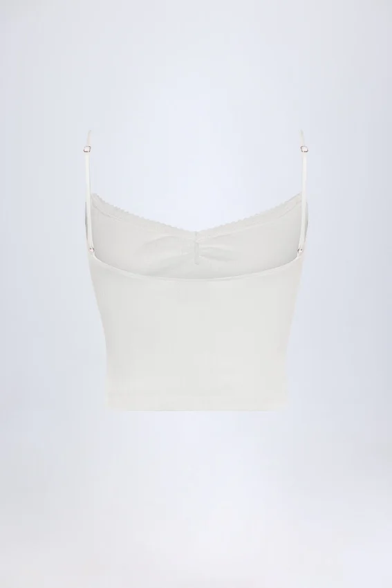 Livia Pointelle Ruched Camisole Crop Top i vitt Livia Pointelle Ruched Camisole Crop Top i vitt