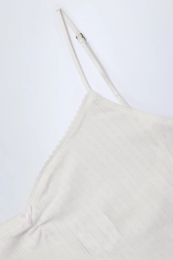 Livia Pointelle Ruched Camisole Crop Top i vitt Livia Pointelle Ruched Camisole Crop Top i vitt