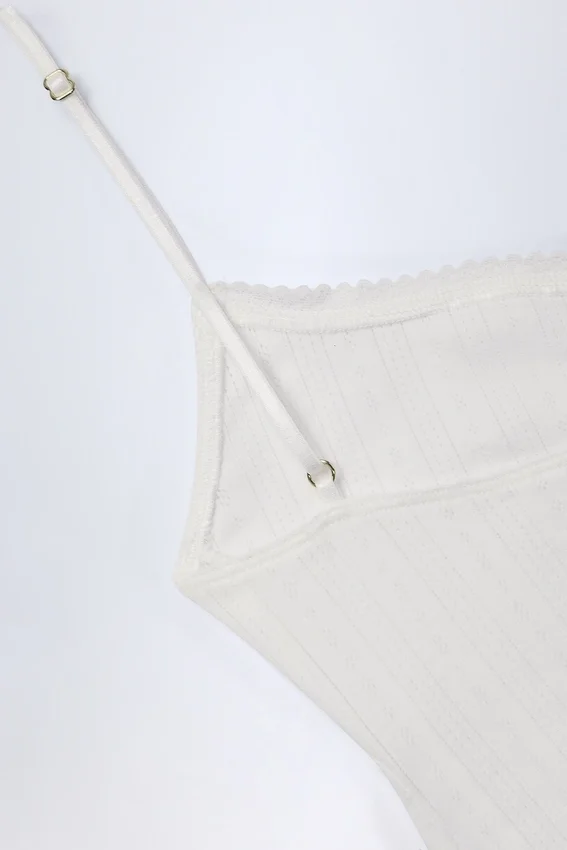 Livia Pointelle Ruched Camisole Crop Top i vitt Livia Pointelle Ruched Camisole Crop Top i vitt