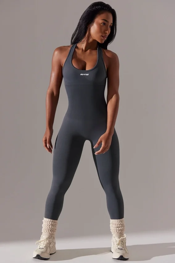 Lång jumpsuit med utskärningar i grått Lång jumpsuit med utskärningar i grått