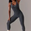 Lång jumpsuit med utskärningar i grått Lång jumpsuit med utskärningar i grått