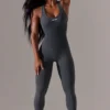 Lång jumpsuit med utskärningar i grått Lång jumpsuit med utskärningar i grått