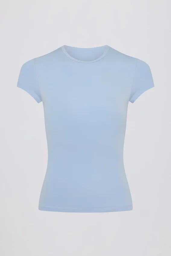 Lång T-shirt med utskärningar i färgen Sky Lång T-shirt med utskärningar i färgen Sky