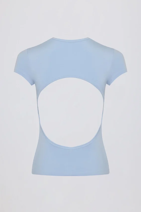 Lång T-shirt med utskärningar i färgen Sky Lång T-shirt med utskärningar i färgen Sky