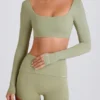 Långärmad kort topp i matcha Långärmad kort topp i matcha