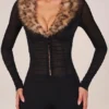 Loa playsuit med fuskpälskant i svart Loa playsuit med fuskpälskant i svart